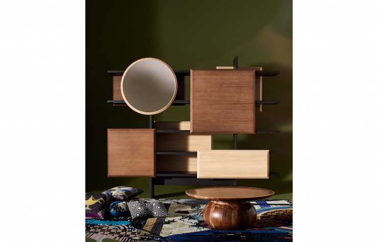 Dojo (ici en version « full wood ») est un rangement avec des portes coulissantes en bois aux influences japonaises . Au sol, les coussins Arras et une Chess Coffee Table.