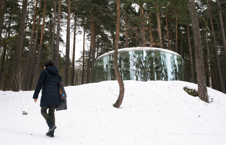 Perché sur les hauteurs d’Oslo, dans le sud-est de la ville, le vaste parc d’Ekeberg (26 hectares) accueille 31 sculptures d’artistes internationaux de la collection Christian Ringnes. Ici, le « Pavilion », de Dan Graham.