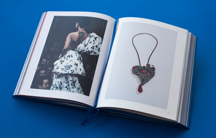 Yves Saint Laurent, la folie des accessoires, édité chez Phaidon, est l’un des projets réalisés par le studio pour l’enseigne de luxe.