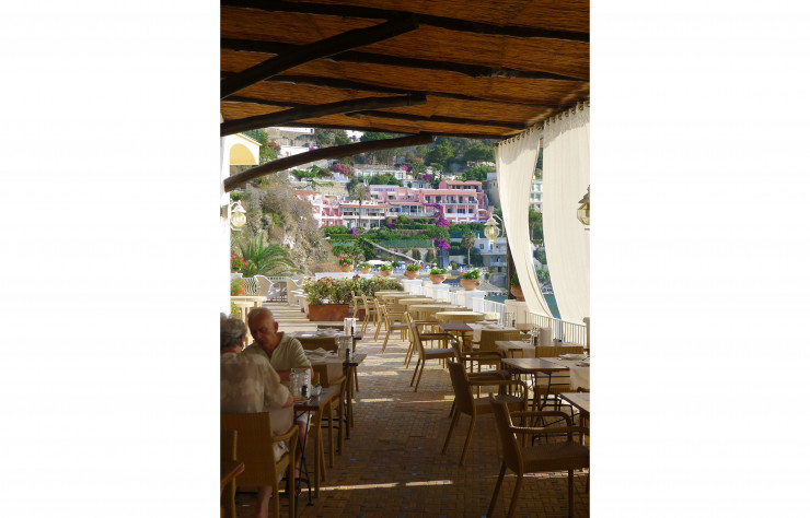 La terrasse ombragée du Miramare Sea Resort, où l’on prend les repas, est de loin l’un des endroits les plusagréables de l’hôtel.