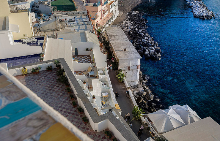 L’architecture du village est faite de maisons imbriquées au bord de la Méditerranée.