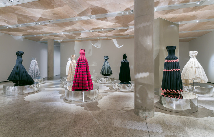 Le fashion designer a lui-même sélectionné toutes les robes exposées.