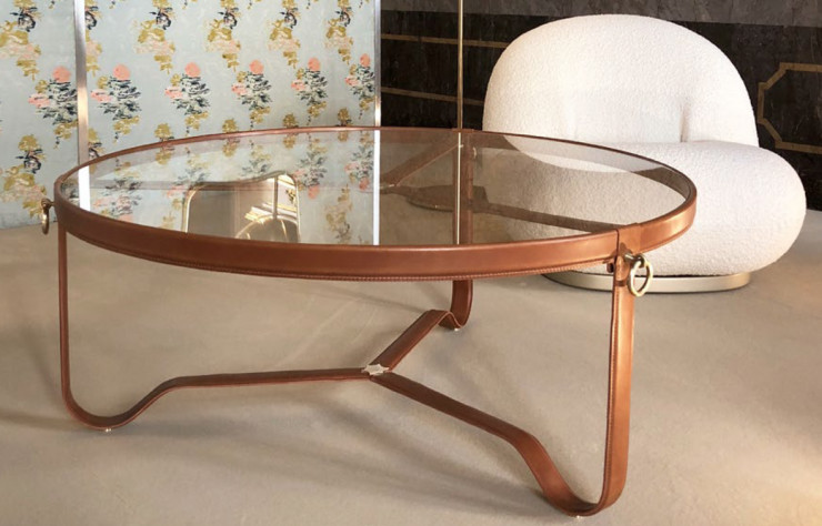 Derrière la table basse de Jacques Adnet, développée à partir des années 1950, le fauteuil « Pacha », dessiné par Pierre Paulin en 1975.