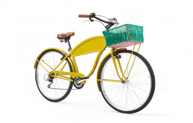 Vélo « Bici », disponible dans quatre combinaisons de couleurs issues de la collection « Caribe ».
