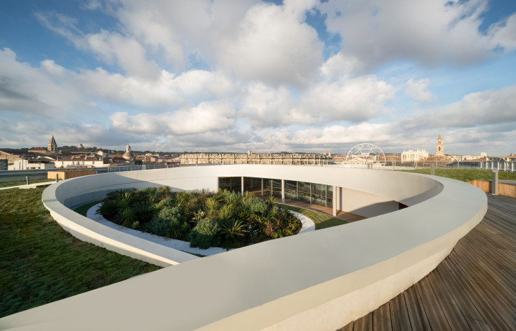 La terrasse offre un belvédère saisissant sur les 26 siècle d’histoire de la ville de Nîmes.