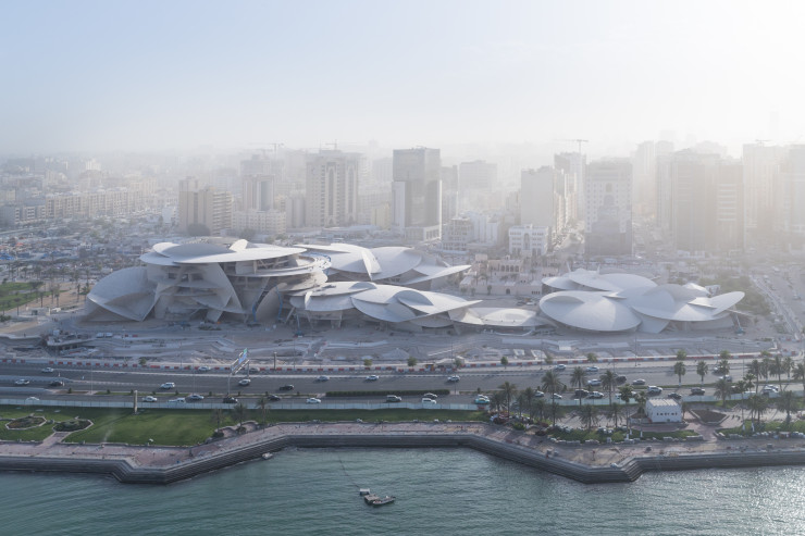 Situé le long de la corniche, le Musée National du Qatar accueillera les voyageurs en provenance de l’aéroport.