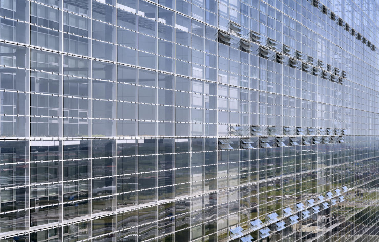 Les façades vitrées signent l’identité du bâtiment tout en participant à son isolation thermique grâce à un principe de double paroi.