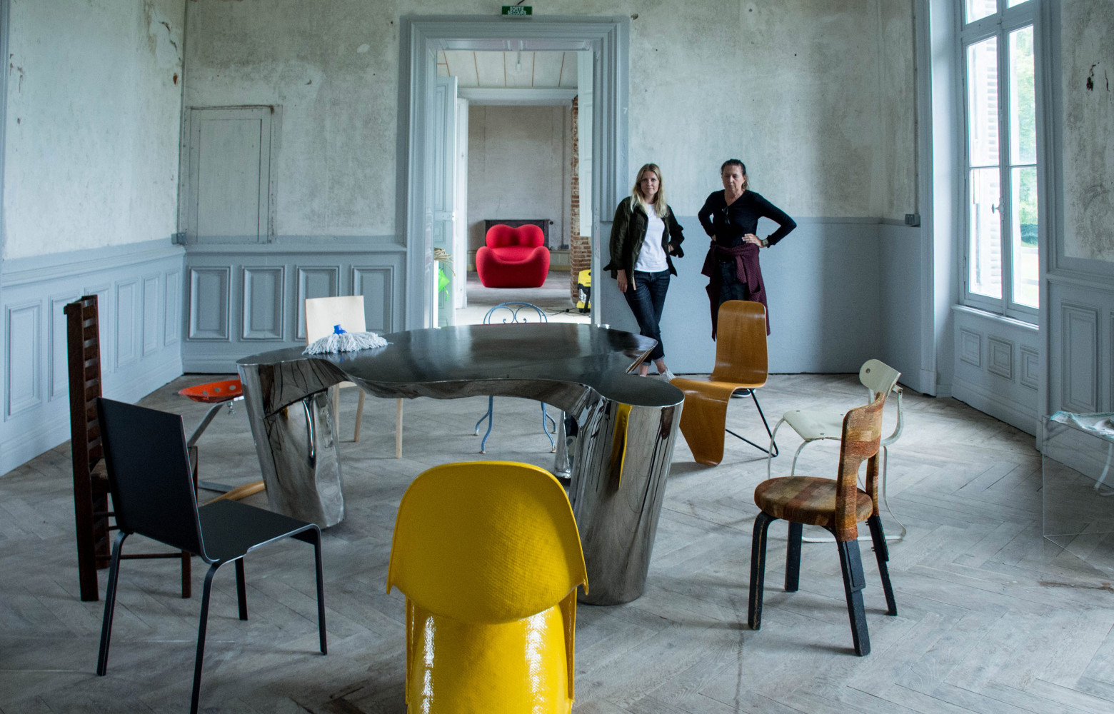 Autour de la table « 3 legs and a table » de Ron Arad, les chefs d’œuvre de Thonet,...