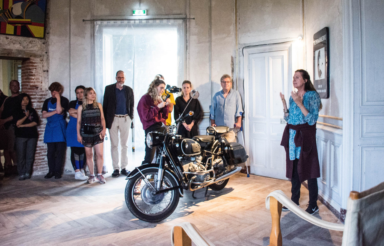 Dans cette même salle, une BMW de 1964 trône au centre et côtoie un récepteur radio « T...