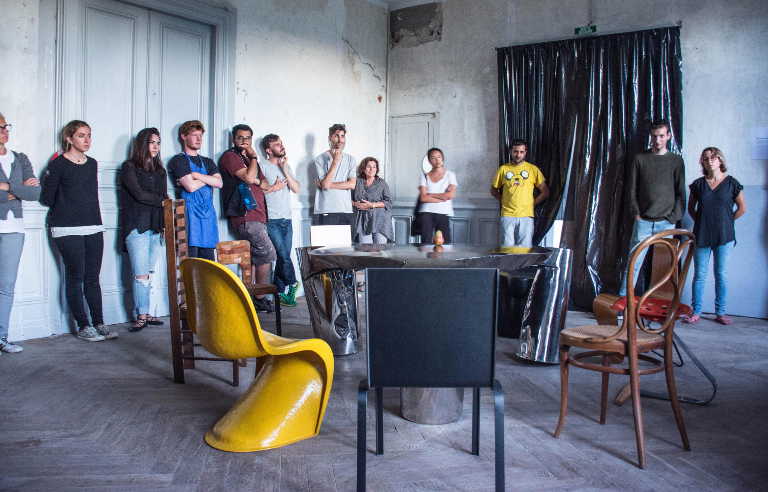 A l’entrée de la salle « Make love not war », un rideau de douche invite les visiteurs à...