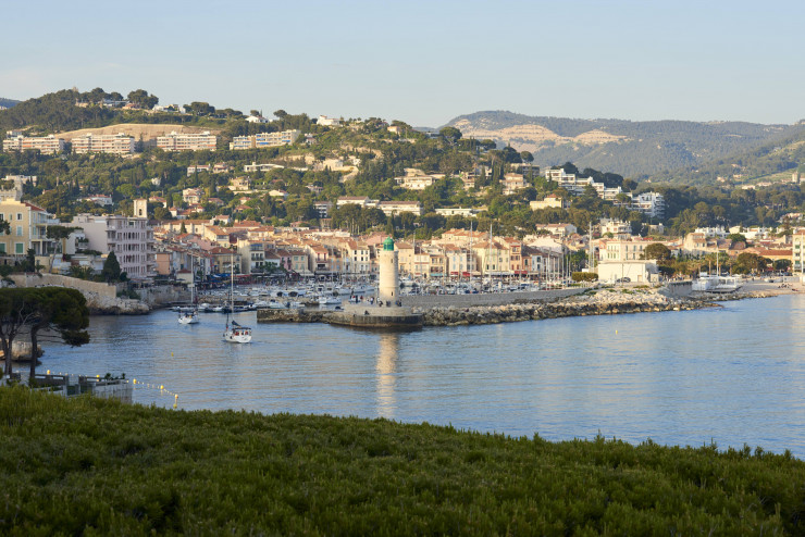 Depuis l’hôtel, posé à l’orée du petit port de Cassis, on surveille les mouvements des bateaux.