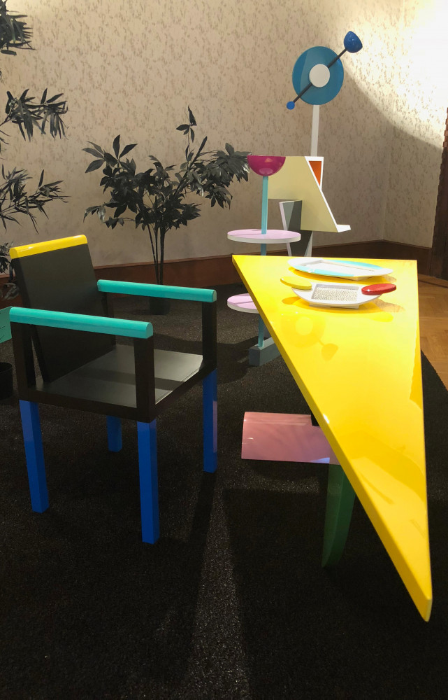 Table Brazil de Peter Shire (1981) et chaise Palace de George Sowden (1983).