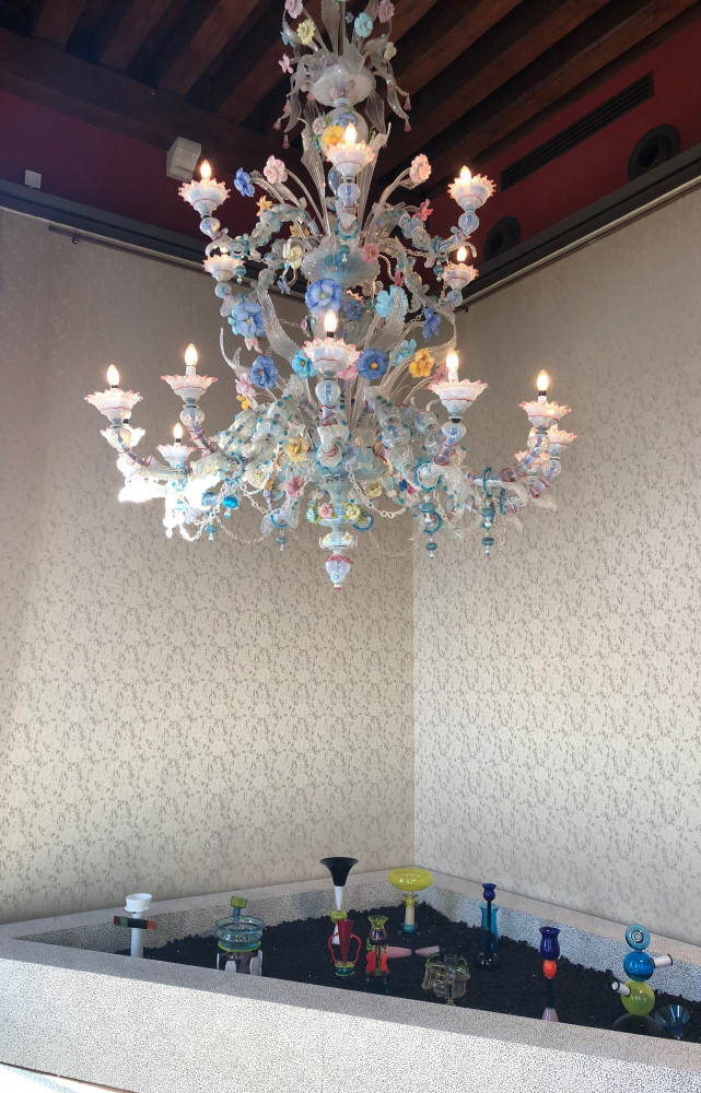 Des vases de Memphis au lustre de Burano, le verre est au cœur de l'exposition.