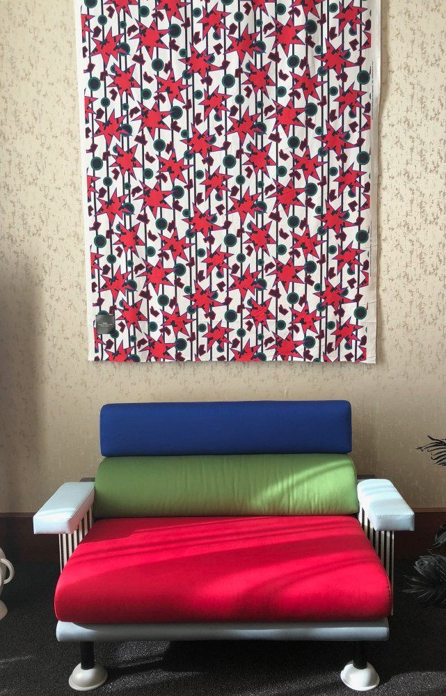 Canapé Lido de Michele de Lucchi (1982) et tissu de Nathalie du Pasquier.