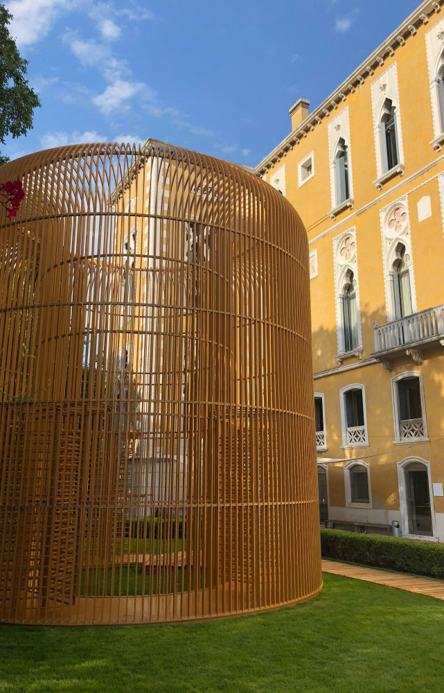 À l'extérieur de la fondation, une œuvre d'Ai Weiwei, Gilded Cage (2017).