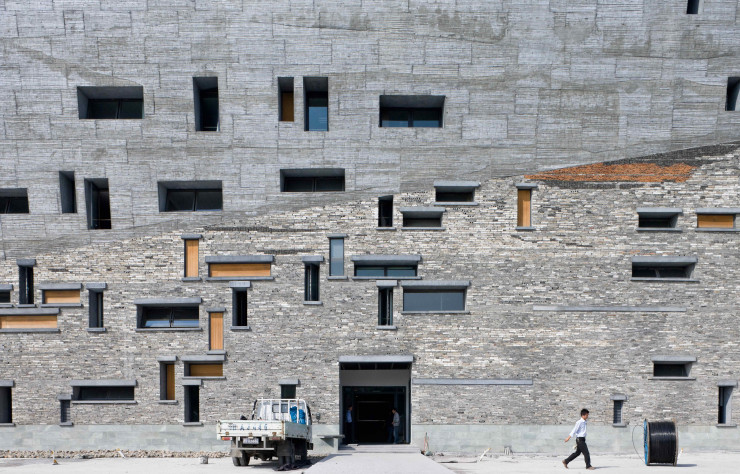 La façade vertigineuse du musée d’histoire de Ningbo, construit à partir des vestiges de villages démolis.