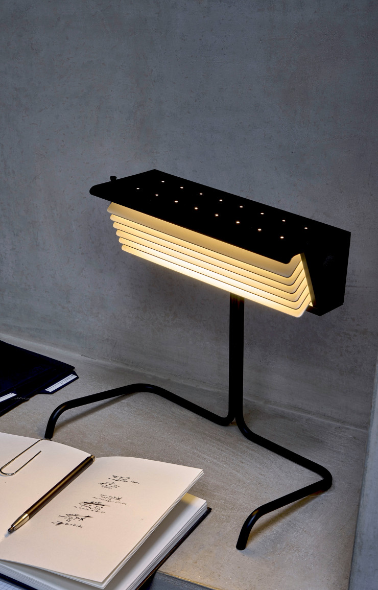 La version lampe de table de Biny, adaptée aux normes actuelles et commercialisée à un tarif accessible (348 € et 246 € pour l’applique).