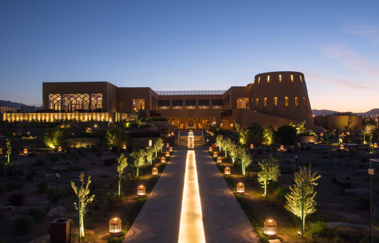 L’Al Jabal Al Akhdar Resort de l’architecte Lotfi Sidirahal culmine en bordure du plateau du Saiq, dans le paysage aussi majestueux que minéral du sultanat d’Oman.