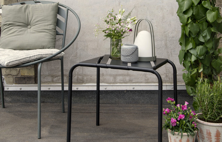 Pour cette collection outdoor, les sœurs Grene proposent des chaises et tables de jardins très abordables.