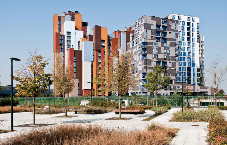 Cascina Merlata, quartier périphérique au nord-ouest de Milan, est conçu comme un ensemble urbain aux fonctions complémentaires : parc résidentiel, jardins d’enfants, centre commercial…