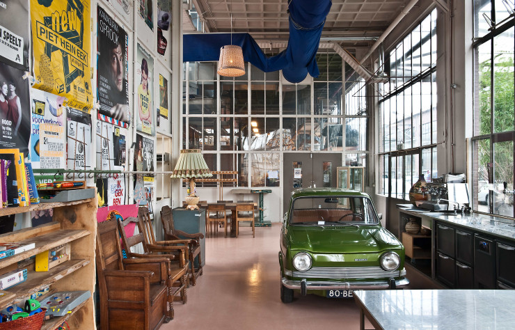 L’espace du restaurant, qui se trouve au cœur du dispositif, a été aménagé avec du mobilier fabriqué par Piet Hein Eek ainsi qu’avec des objets vintage de toutes sortes, la Simca 1000 en témoigne.