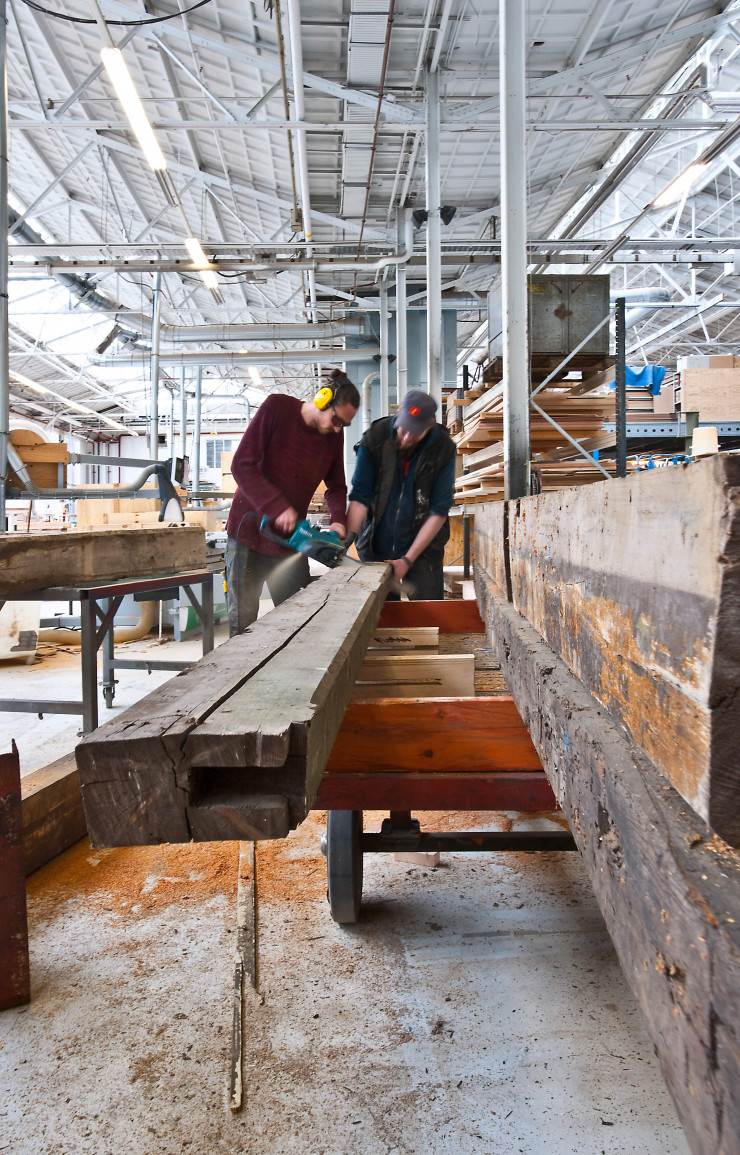 La menuiserie sert de fabrique mais aussi à traiter le bois récupéré sur des chantiers de démolition.