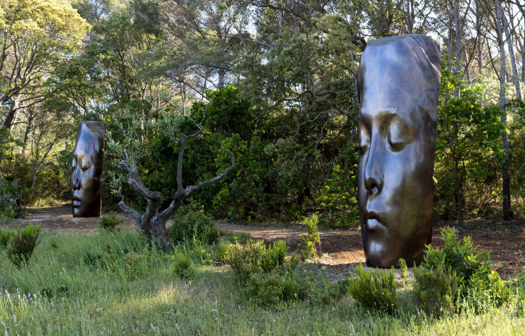« Les Trois Alchimistes » (2018), de Jaume Plensa, dans le parc de 15 hectares.
