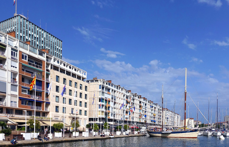 La Frontale du port, qui fut longtemps reniée par les Toulonnais, a retrouvé sa légitimité. Cet ensemble, réalisé à partir de 1950 par l’architecte Jean de Mailly (1911-1975), a été labellisé « Patrimoine du XXe siècle ». Il abrita le premier appartement témoin de Charlotte Perriand.