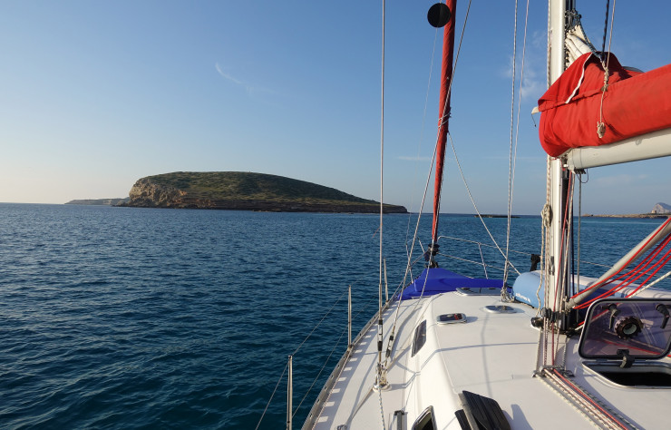 Le voilier navigue le long des côtes d’Ibiza et croise des curiosités naturelles, comme la pointe du cap Nonó.