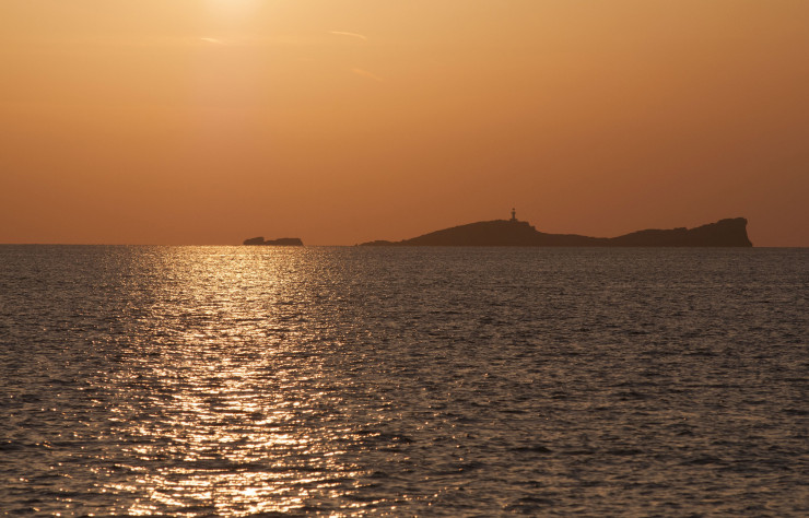 Premier coucher de soleil sur les îles a Cala Conta.