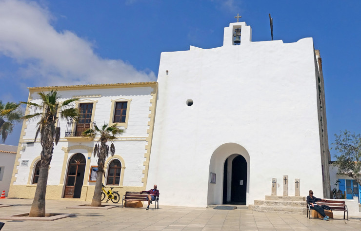 Maisons blanchies à la chaux et ruelles fleuries, le village de Sant Francesc Xavier est une étape obligatoire à Formentera.