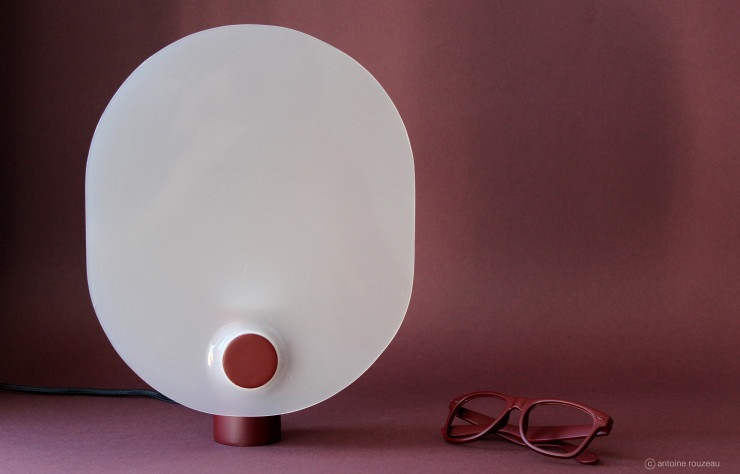 Lampe « Dot » avec une base en PVC laqué et un diffuseur en Plexiglas translucide.