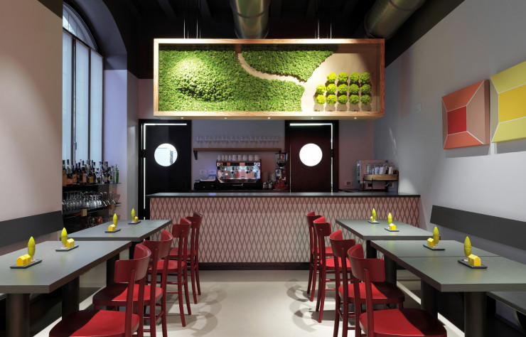 Au-dessus du bar, un « micro-paysage » rappelle une précédente installation murale du designer, réalisée à l’occasion de Downtown Design Dubai 2014.