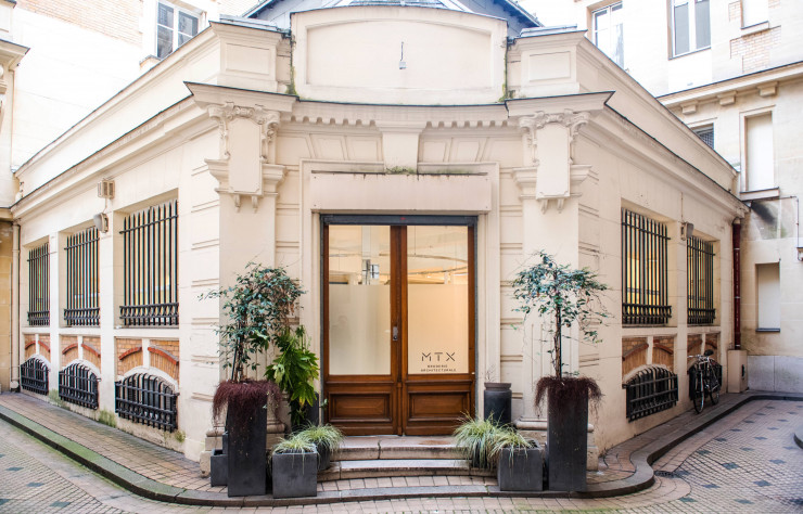 À la fois showroom et atelier, le studio MTX est niché dans la cour d’un immeuble du IXe arrondissement de Paris.