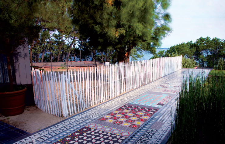 À La Co(o)rniche, Philippe Starck a joué des carreaux comme d’une succession de tapis.