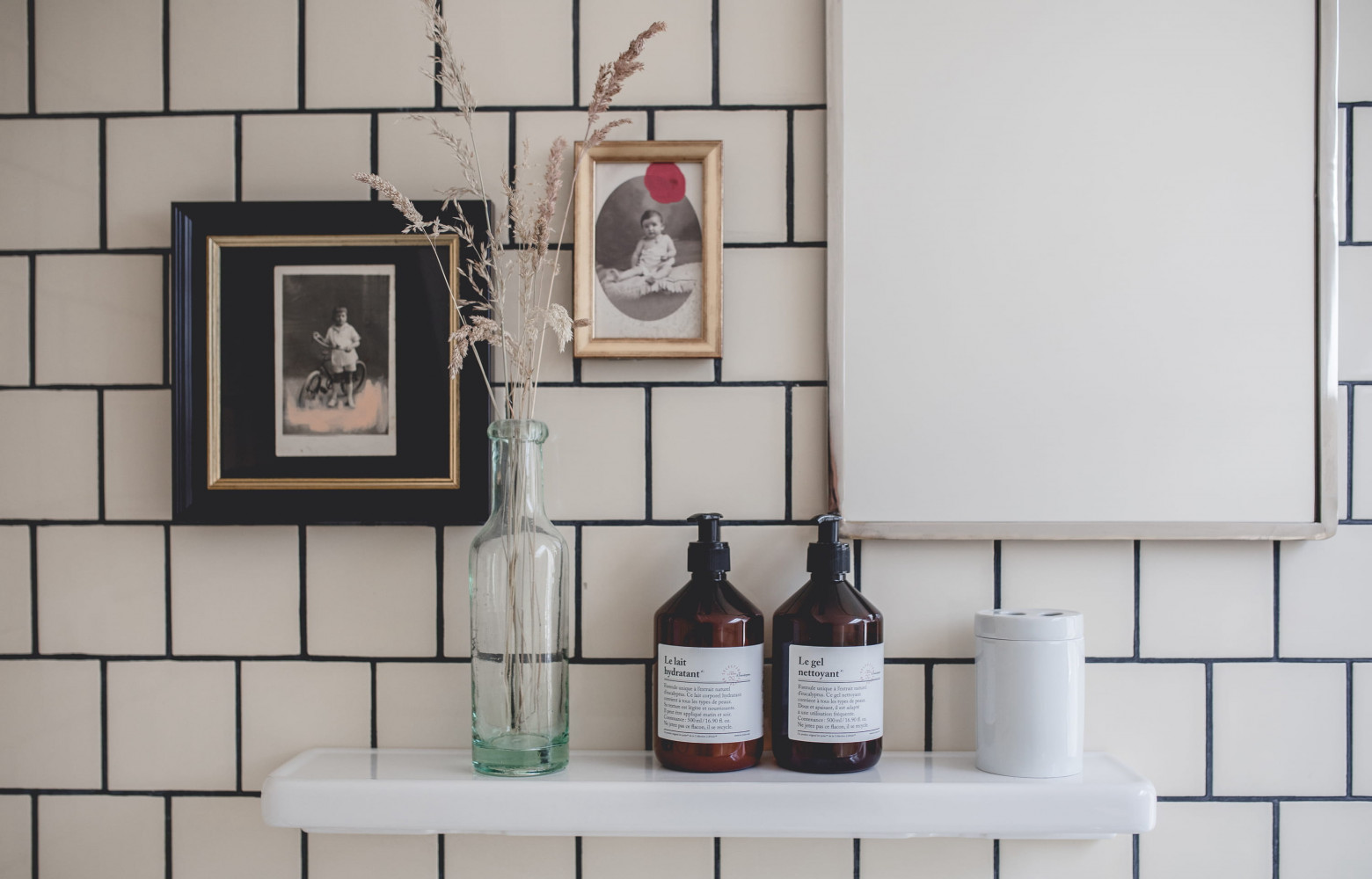 Dans les salles de bains « à la new-yorkaise », des produits d'hygiène en grand format, des...