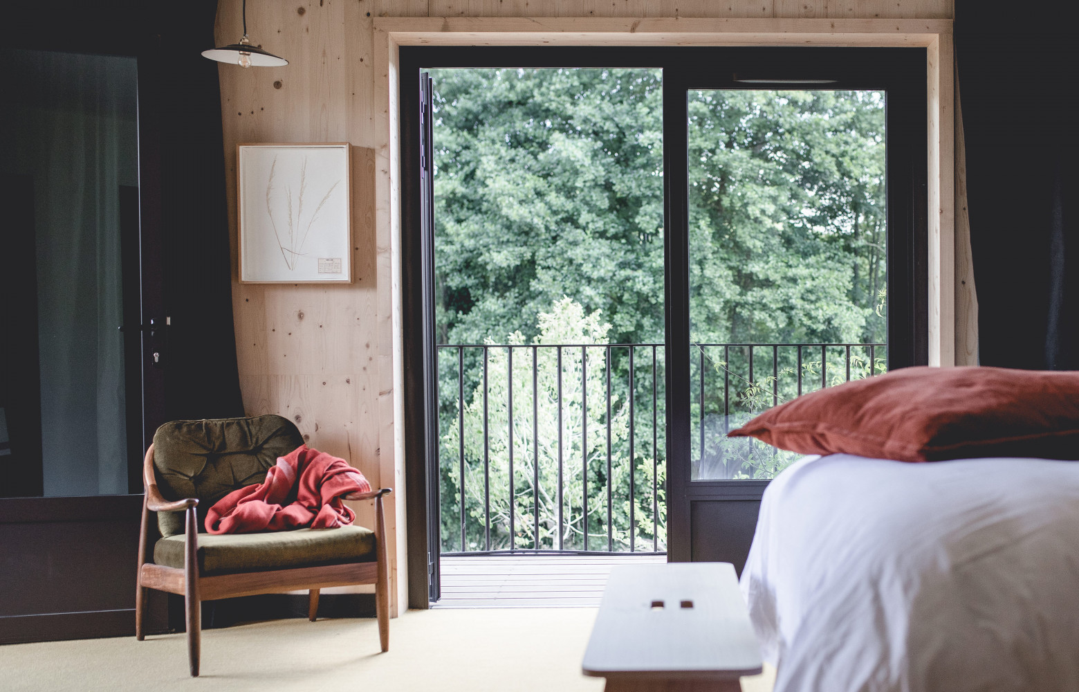 Les chambres sont aménagées dans un esprit néo-scandinave. Par la fenêtre, le regard plonge dans les frondaisons…