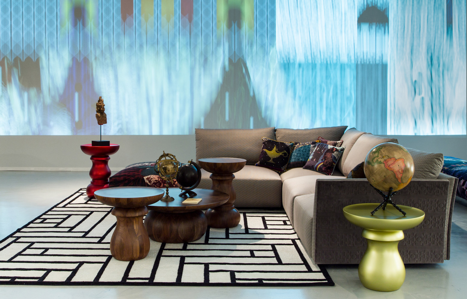 Cerf-volant, composition d’angle, design Marcel Wanders, à partir de 9 970 €. Roche Bobois.