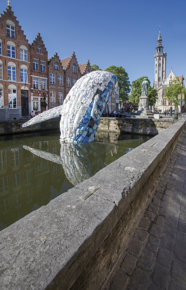 Skyscraper [The Bruges Whale], de StudioKCA (États-Unis), place Jan Van Eyck.
