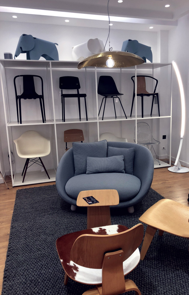 Une importante sélection de chaises, comme l’indémodable fauteuil LCW signé des Eames (au premier plan), trônent dans la boutique de la Bastille.