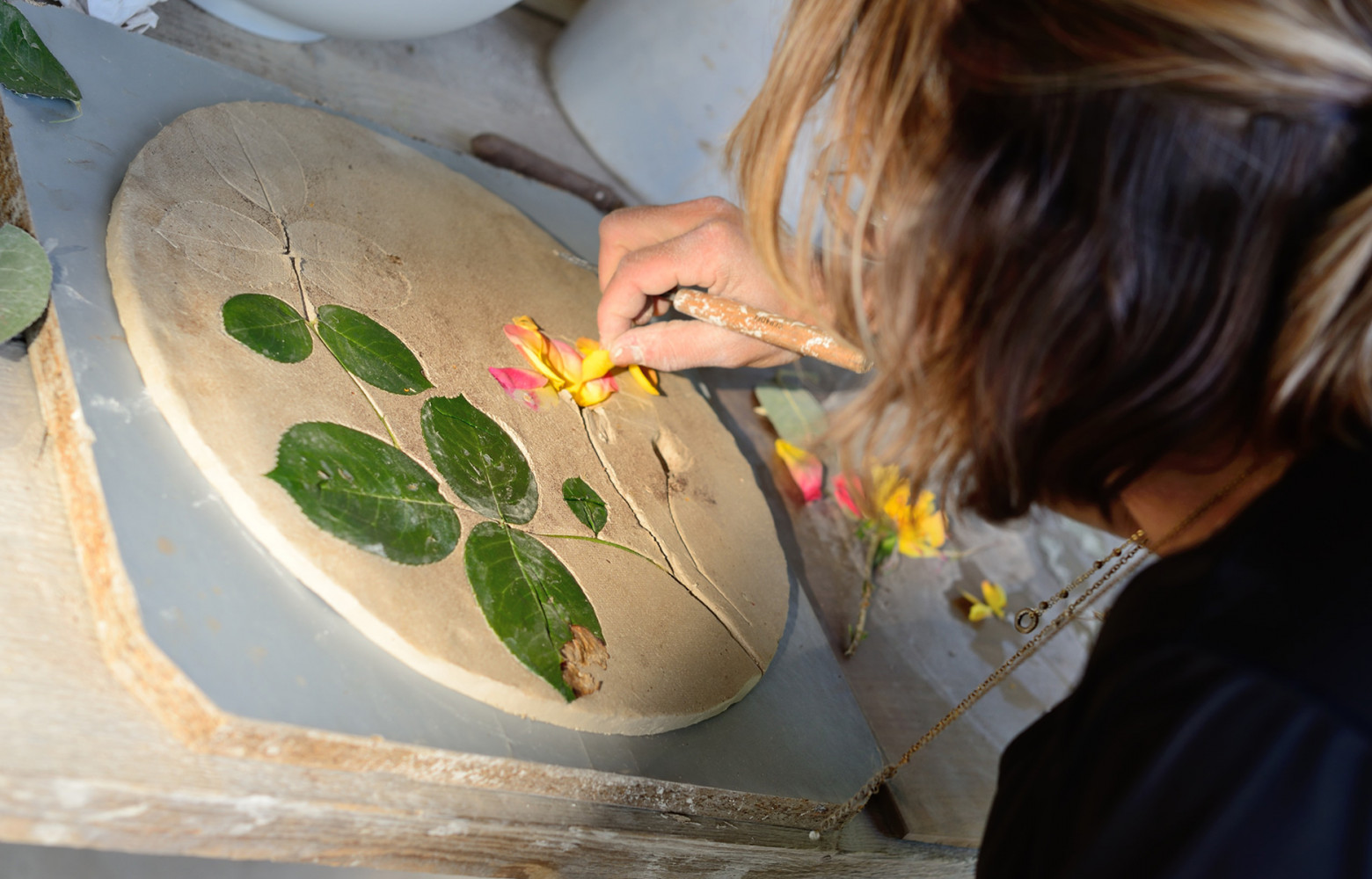 Modelée par le corps, des cordes, des plantes, des écorces ou des cailloux, chaque pièce se démarque...