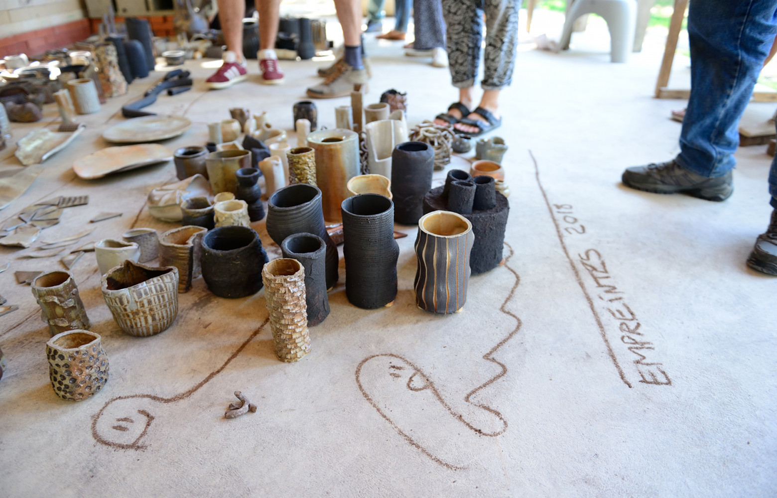 Grâce au choc thermique, l’émail craque et la fumée s’immisce dans les fissures pour teinter la terre...