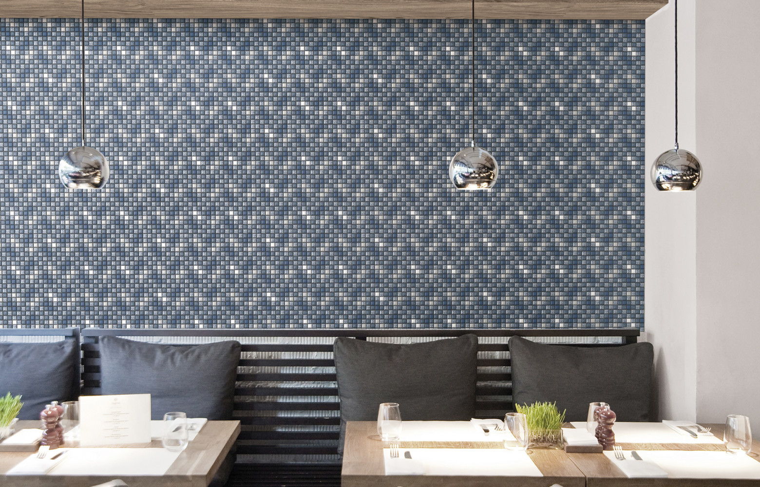 6/ Le jean habille la maison (Appiani) Collection « Denim », modèle « Sfilato » en 30 x 30 cm. Tesselles...