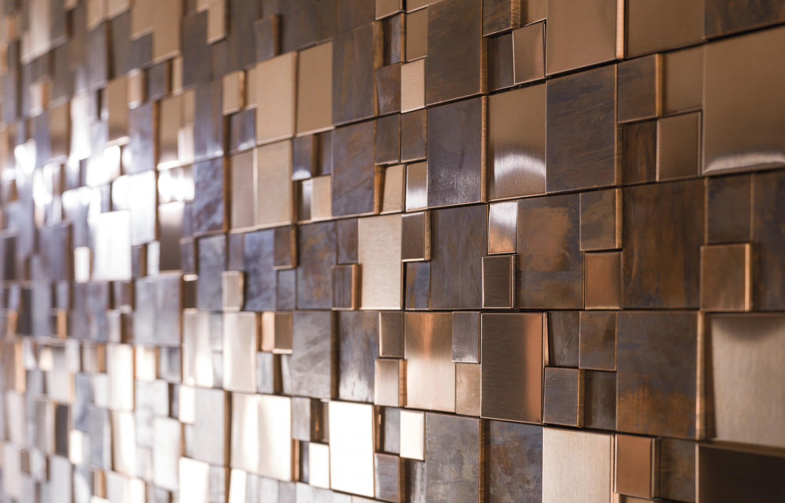 8/ Relief métallique (L’Antic Colonial / Groupe Porcelanosa) Collection « Metal Mosaics ». Mosaïque en métal composée de cubes...