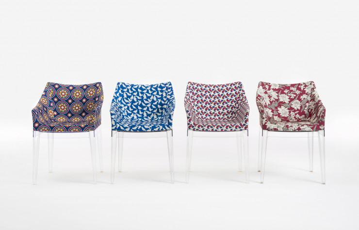 Editée dans une version plus compacte, la chaise « Madame » de Philippe Starck s’habille des imprimés Lilium, Uccellini, Galetti et Ruote.