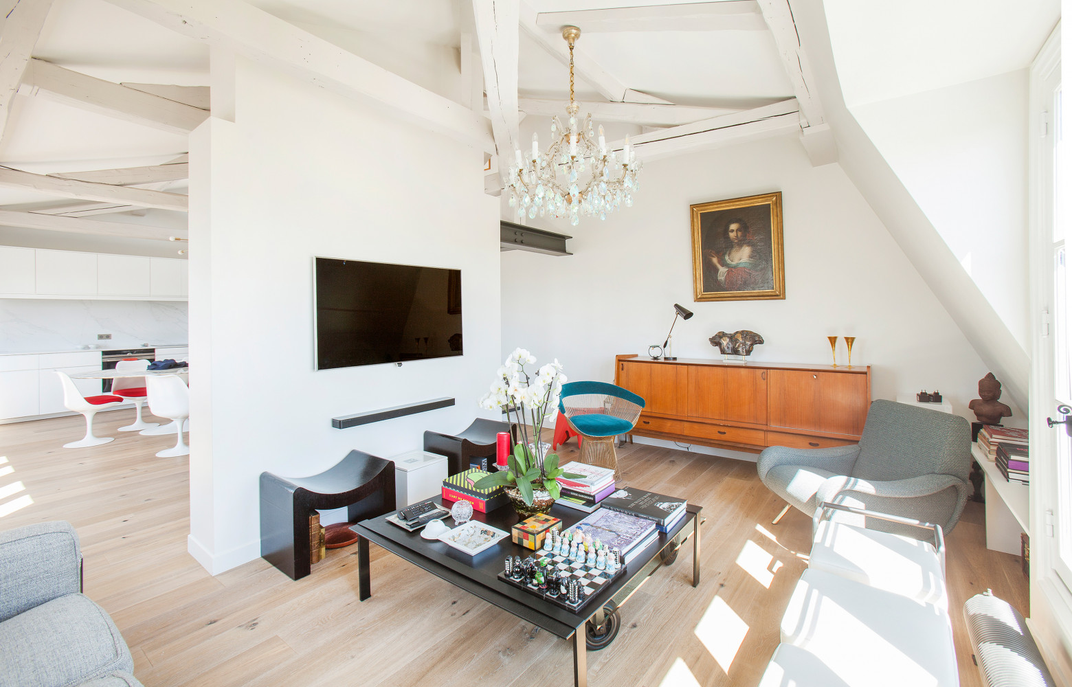 Une fois la rénovation effectuée, les propriétaires ont pu installer leur collection de mobilier où les pièces...