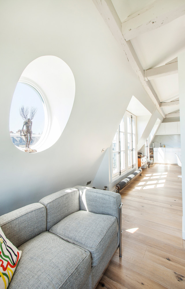 La fenêtre en œil de bœuf qui avait été condamnée a été remise en fonction pour apporter...