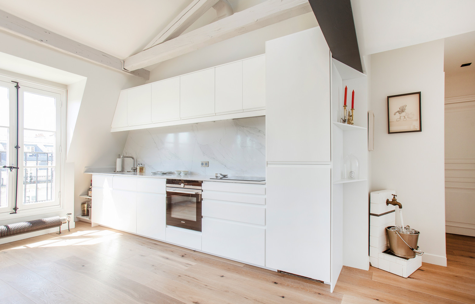La cuisine a été conçue pour se fondre discrètement dans l'appartement.