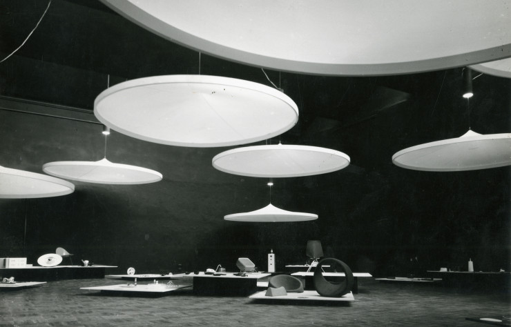 En 1954, Castiglioni scénographie la section Design industriel de la 10e Triennale de Milan.