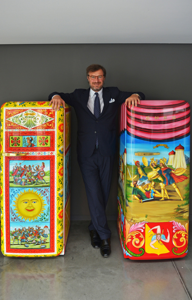 Le directeur général Vittorio Bertazzoni, qui porte le même prénom que son grand-père, le fondateur de Smeg, pose entre deux des cent réfrigérateurs d’exception (entre 40 000 € et 45 000 €), décorés par des artistes siciliens, dans le cadre du partenariat avec Dolce & Gabbana.